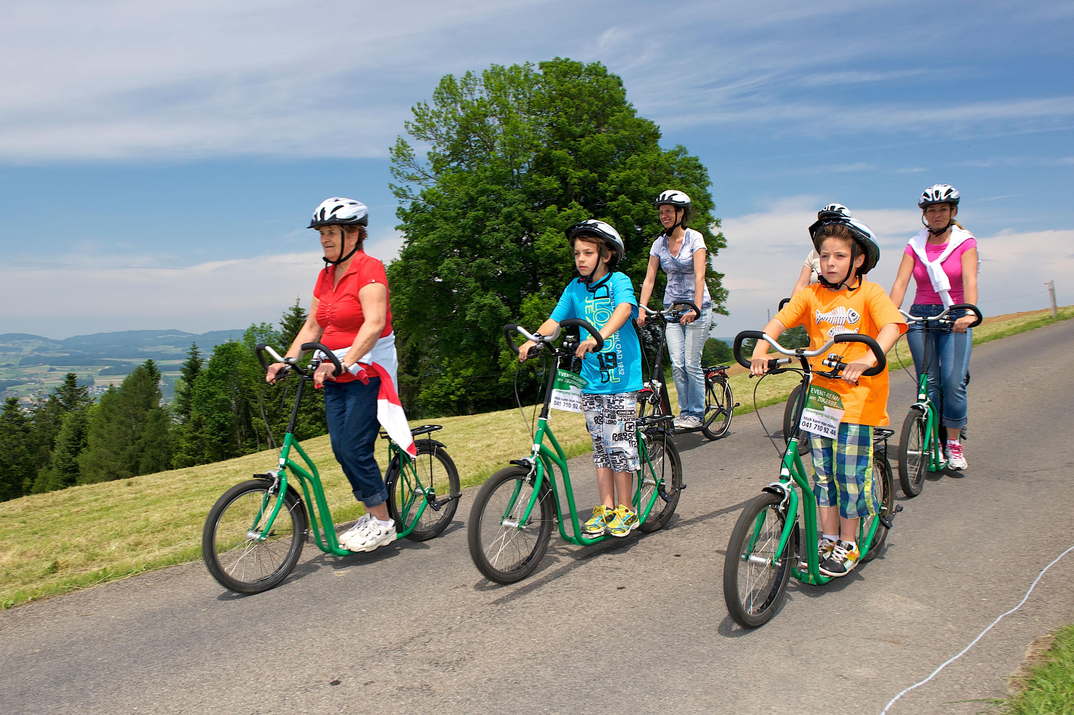 Familie mit Bikes auf dem Zugerberg unterwegs