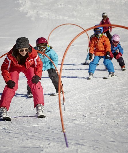 Kinder am Skifahren