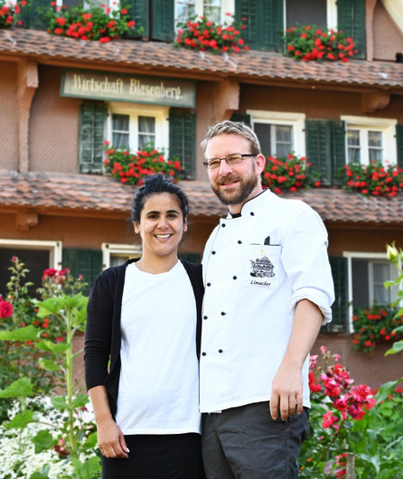 Blasenberg Restaurant Team vor dem Restaurant