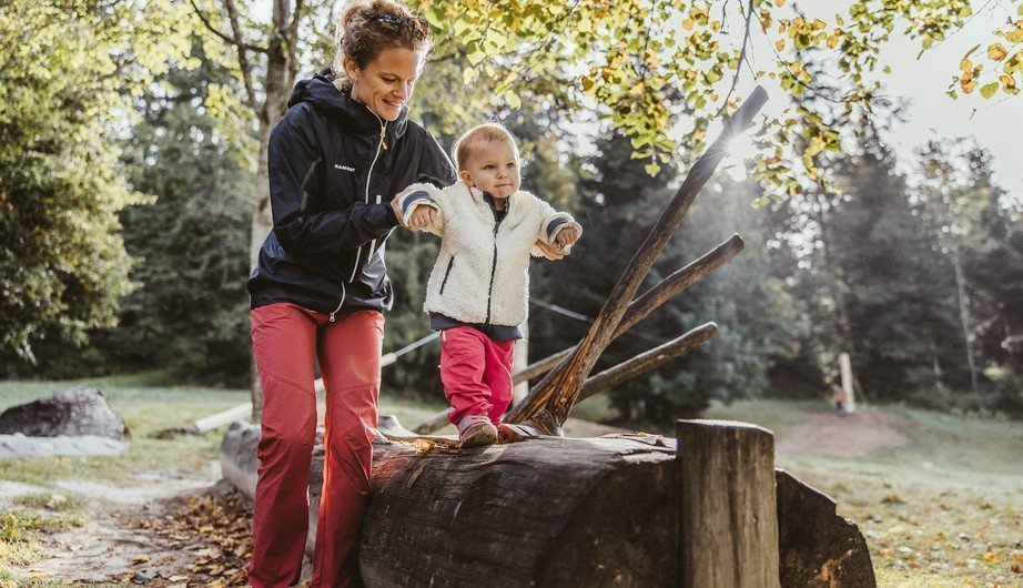 Mutter und Tochter am spielen auf einem Spielplatz