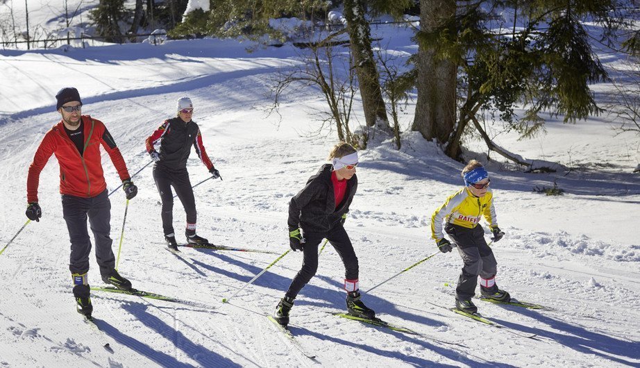 Familie am Skifahren