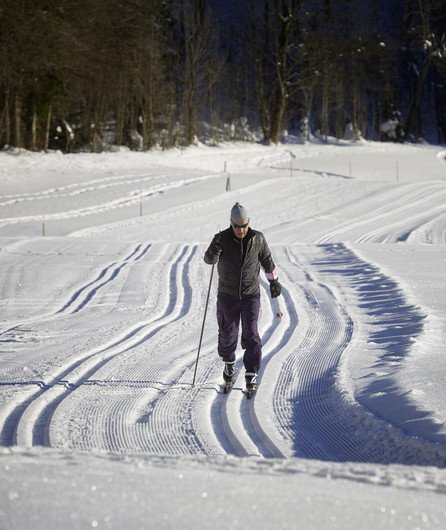 Skifahrer am Langlaufen