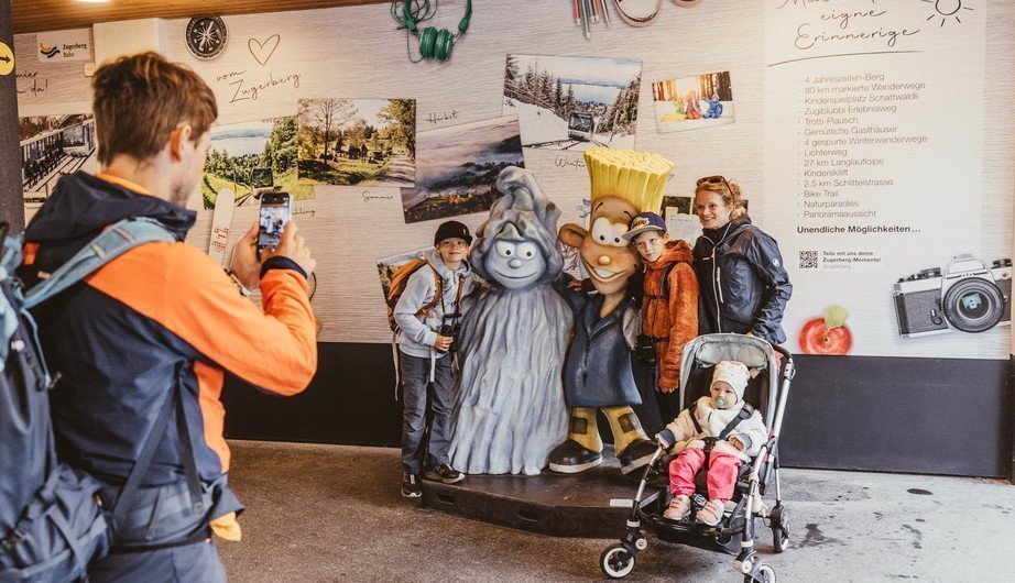 Zugiblubbi und Mr. Money Statue mit Kinder