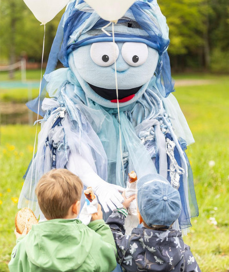 Zugiblubbi Maskottchen mit Kind