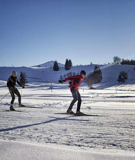 Familie am Skifahren