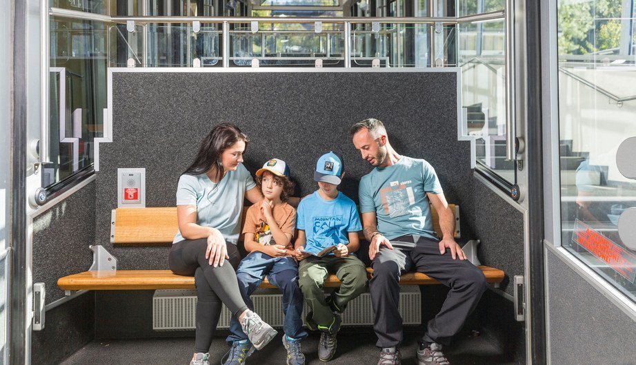 Familie in der Zugerbergbahn