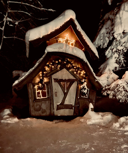 Holzhütte auf dem Lichterweg des Zugerbergs