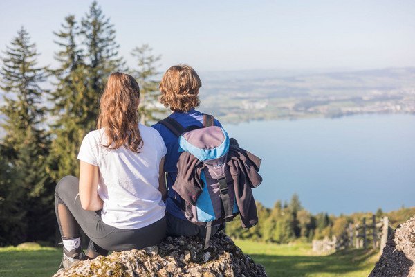 Zwei Leute sitzend auf einem Hügel auf dem Zugerberg