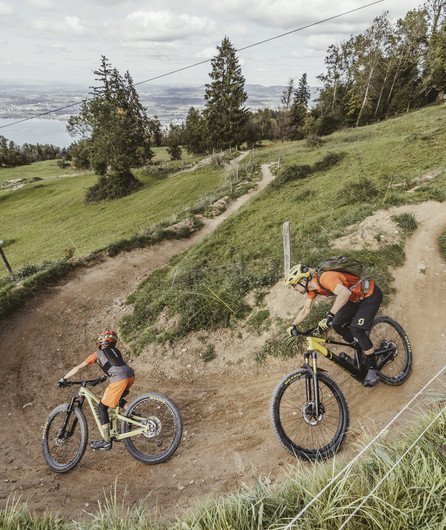Velofahrer auf dem Zugerberg Trail